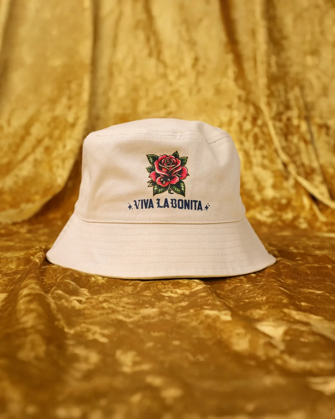 CORONA X VIVA LA BONITA JUNTOS AQUI Y ALLA BUCKET HAT